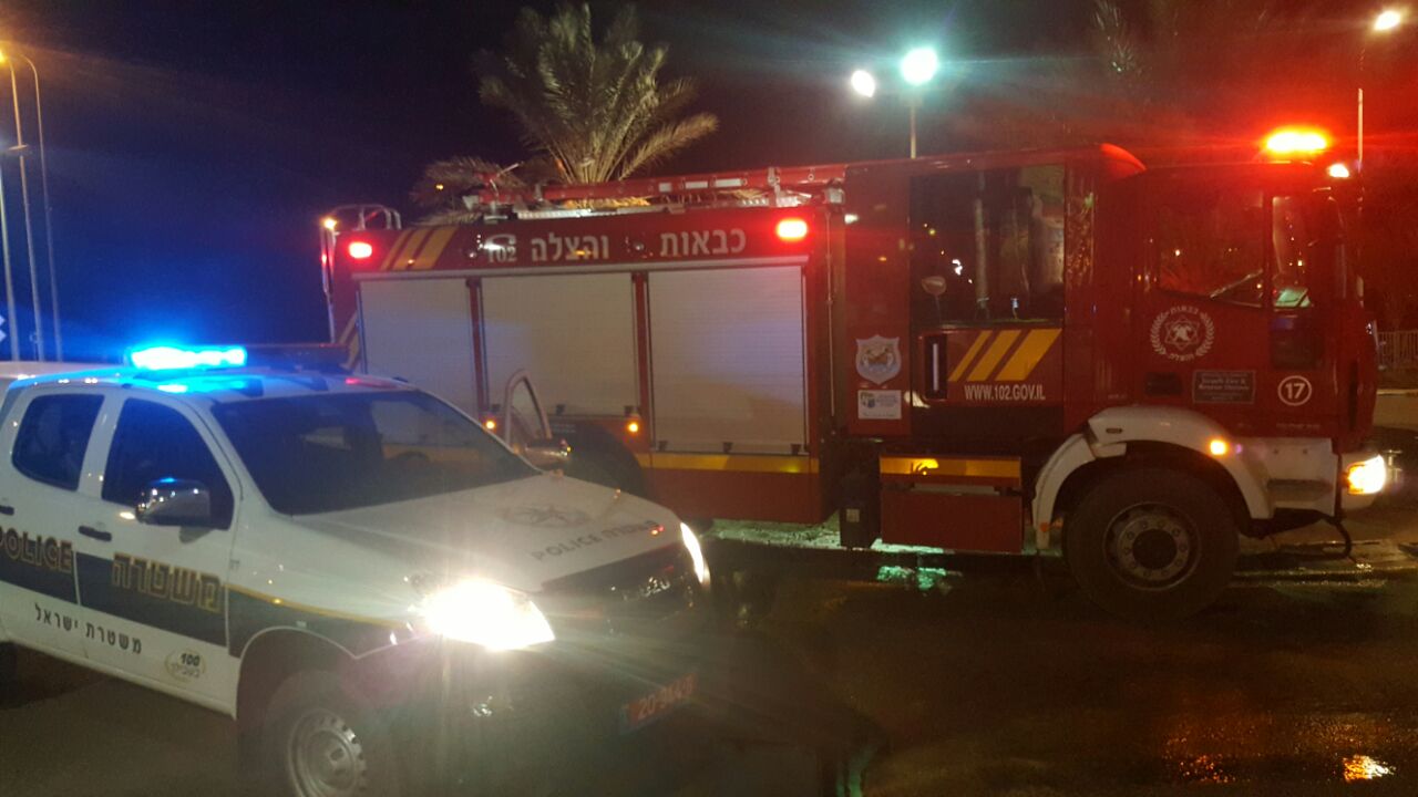 כוחות כבאות ומשטרה סמוך למוקד הדליקה ביער דבירה (צילום: דוברות המשטרה)